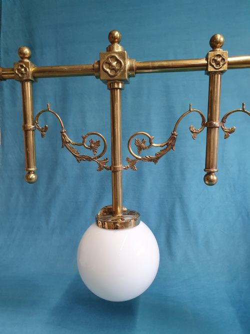 EARLY 20TH CENTURY GOTHIC STYLE CHANDELIER IN BRASS WITH GLASS GLOBES - ADDITIONAL PHOTO 5