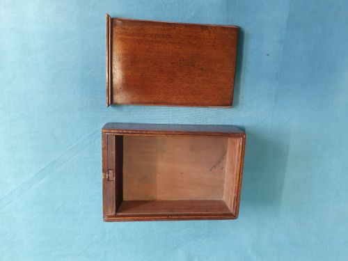 UNUSUAL SMALL MAHOGANY BOX WITH SPRING LOCKING MECHANISM - ADDITIONAL PHOTO 4