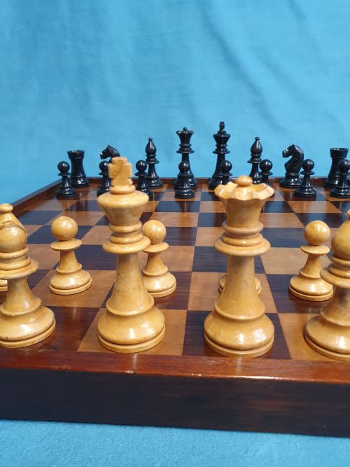 LATE 19 CENTURY WOODEN CHESSBOARD WITH EARLY 20TH CENTURY CHESS SET - ADDITIONAL PHOTO 4