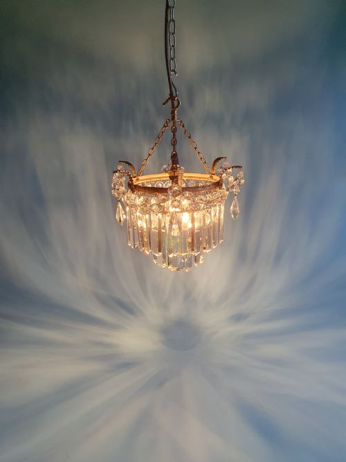 EARLY 20TH CENTURY CHANDELIER WITH LONG PRISMS AND SWAGS - ADDITIONAL PHOTO 5