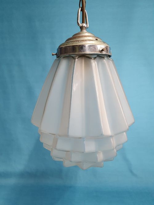 AN OPAQUE ART DECO PENDANT LIGHT - ADDITIONAL PHOTO 1