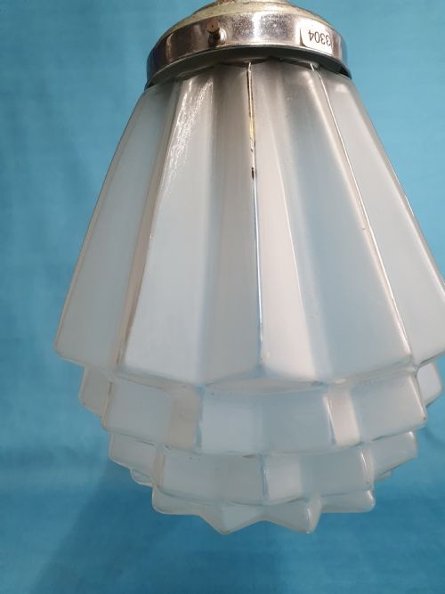 AN OPAQUE ART DECO PENDANT LIGHT - ADDITIONAL PHOTO 2