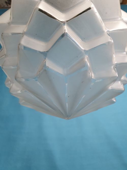 AN OPAQUE ART DECO PENDANT LIGHT - ADDITIONAL PHOTO 3