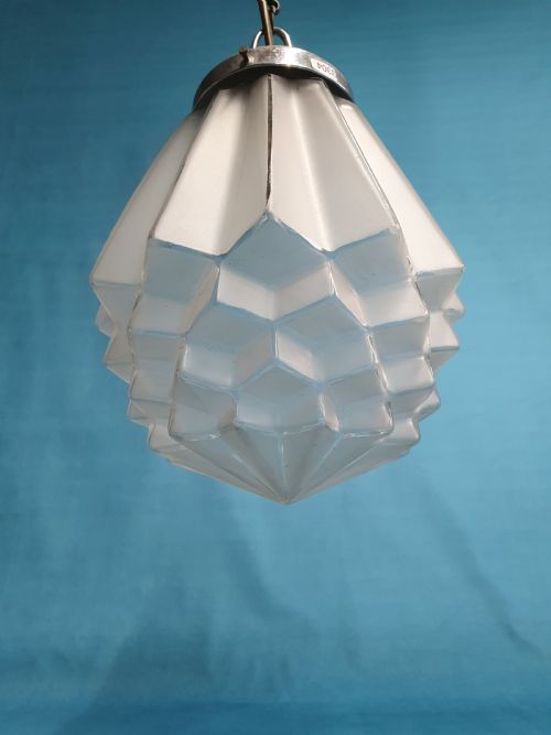 AN OPAQUE ART DECO PENDANT LIGHT - ADDITIONAL PHOTO 4