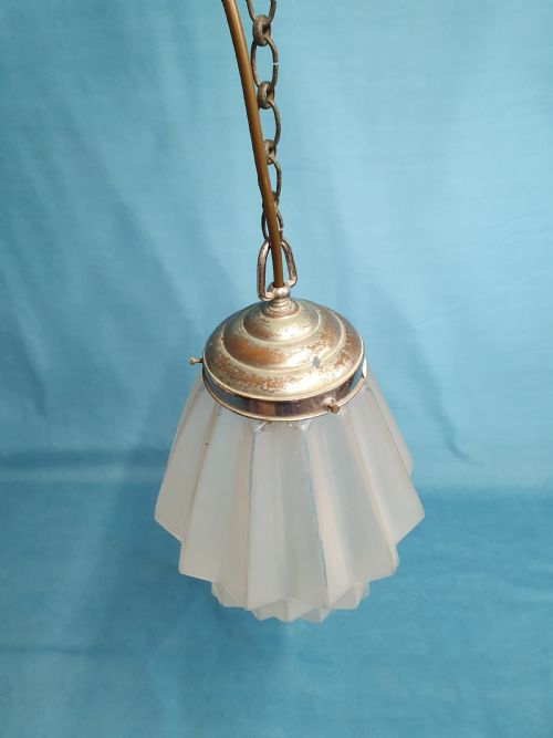 AN OPAQUE ART DECO PENDANT LIGHT - ADDITIONAL PHOTO 5