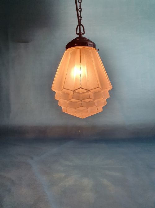 AN OPAQUE ART DECO PENDANT LIGHT - ADDITIONAL PHOTO 6