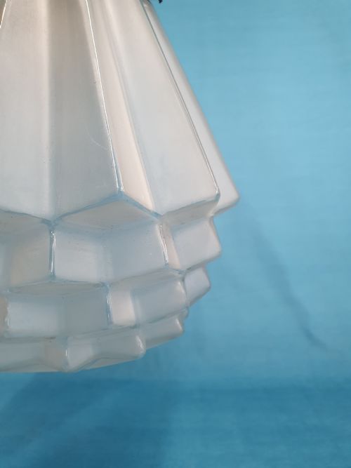 AN OPAQUE ART DECO PENDANT LIGHT - ADDITIONAL PHOTO 7