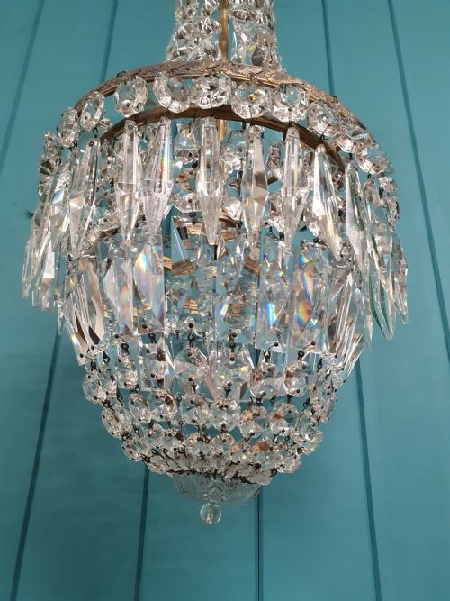 EARLY 20TH CENTURY SWAG CHANDELIER WITH LOWER BAG SECTION 10 - ADDITIONAL PHOTO 1