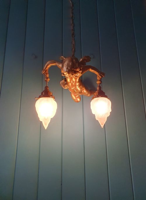 NICE QUALITY GILT CHERUB WITH NEW YORK FLAMES HANGING FROM THE ARMS 12 - ADDITIONAL PHOTO 3