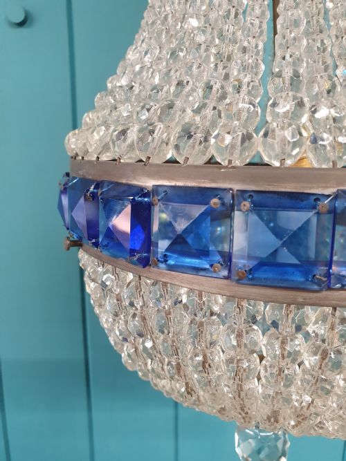 EARLY 20TH CENTURY BEAD CHANDELIER WITH BLUE PRISMS AT THE TOP AND CENTRE 10 - ADDITIONAL PHOTO 4