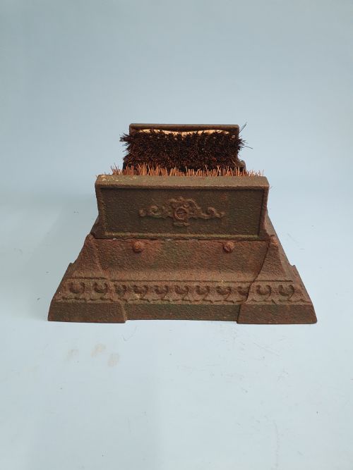 LATE 19 CENTURY CAST IRON BOOT SCRAPER WITH BRUSHES TO THE SIDE - ADDITIONAL PHOTO 6