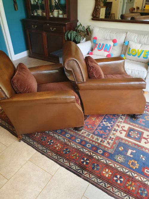 EARLY 20TH CENTURY PAIR OF CHOCOLATE BROWN LEATHER CHAIRS - ADDITIONAL PHOTO 1