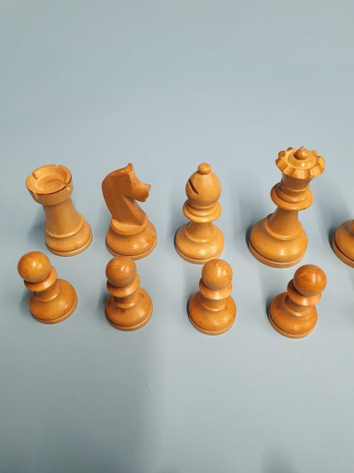 EARLY 20TH CENTURY CHESS SET IN BOX WOOD - ADDITIONAL PHOTO 3