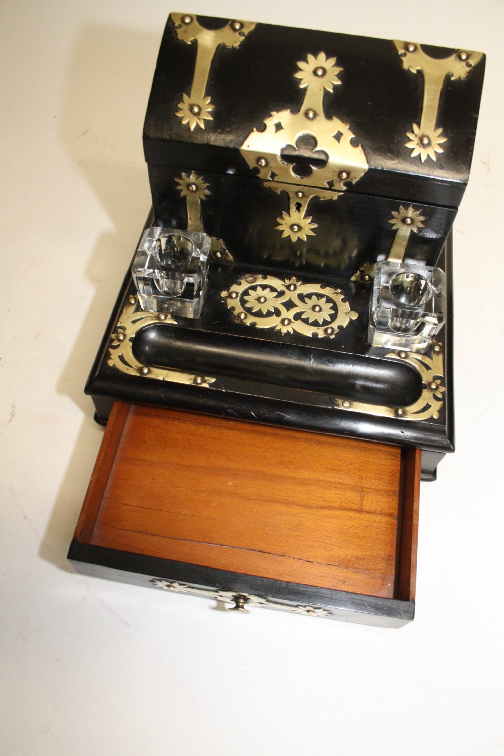 Late 19th century Ebony desk tidy View II