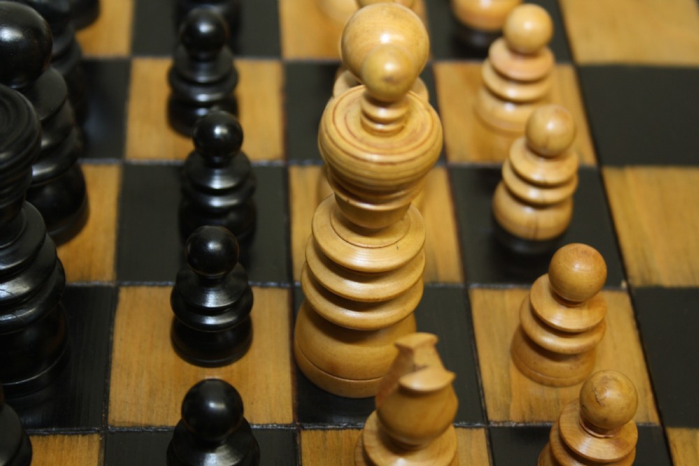 Late 19th century games compendium chess set View VIII