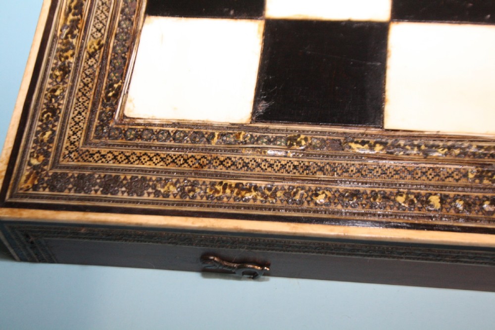 19th century chess board in bone and ebony, with backgammon to the inside. View VII
