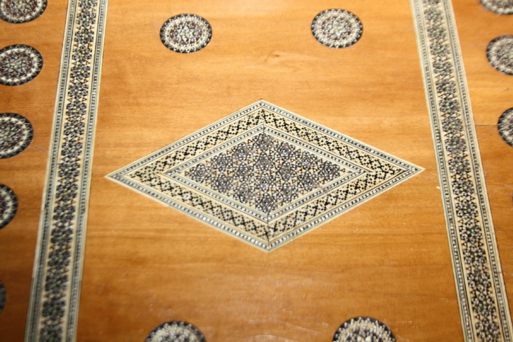 19th century chess board in bone and ebony, with backgammon to the inside. View VIII