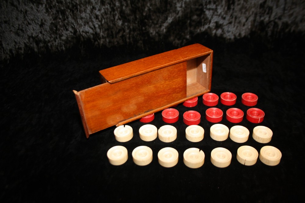 Late 19th century bone drafts set