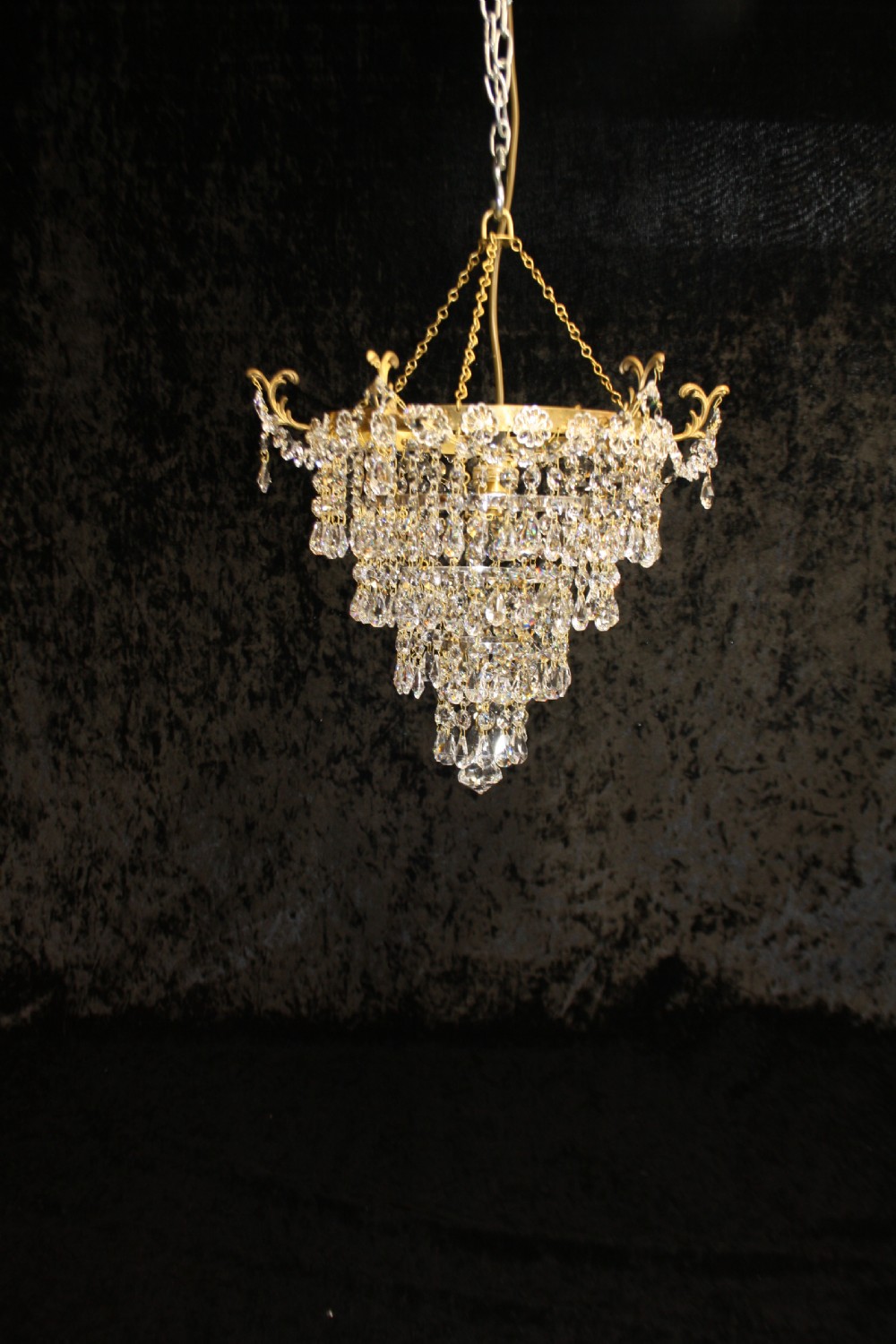 Chandelier with 6 finials to the edge with swags in between