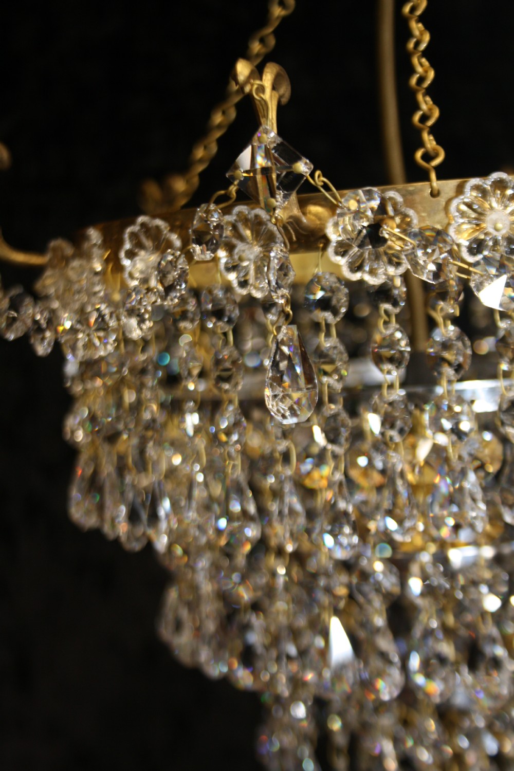 Chandelier with 6 finials to the edge with swags in between View V
