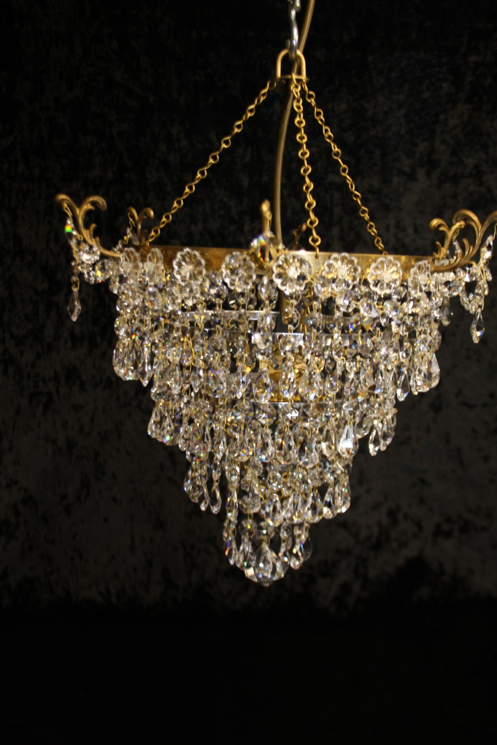 Chandelier with 6 finials to the edge with swags in between View IX