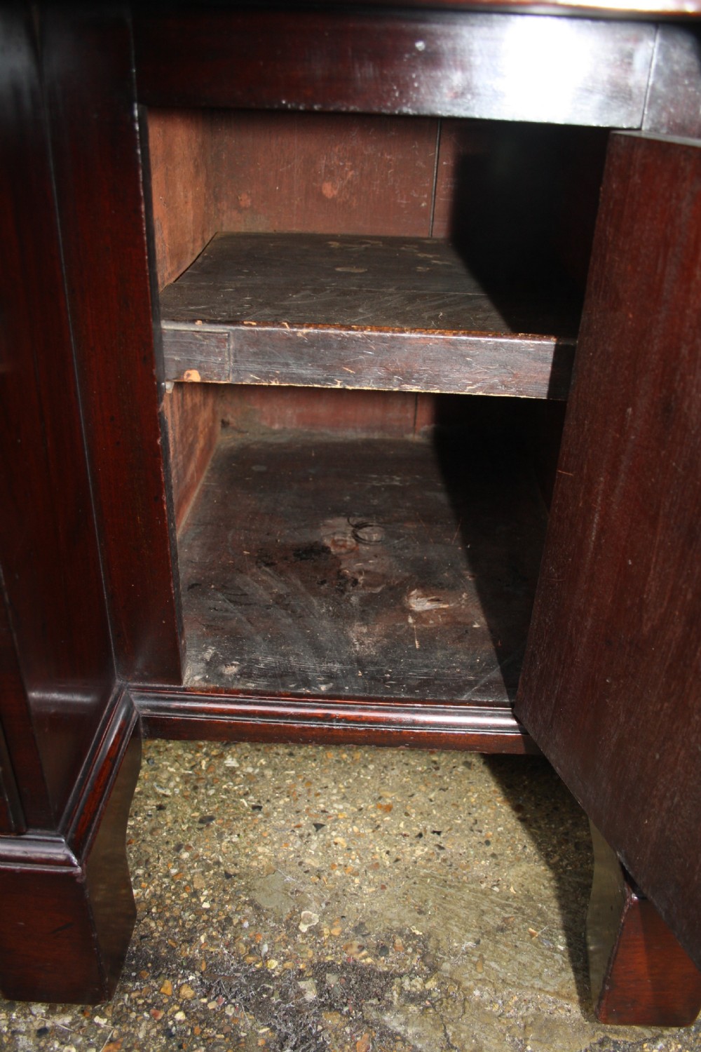 George ll  kneehole desk in mahogany C1750 View IV