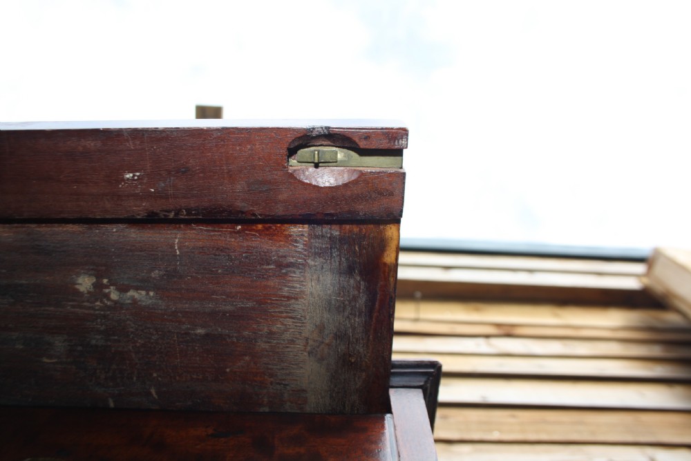 Georgian III three drawers chest with brushing slide 35