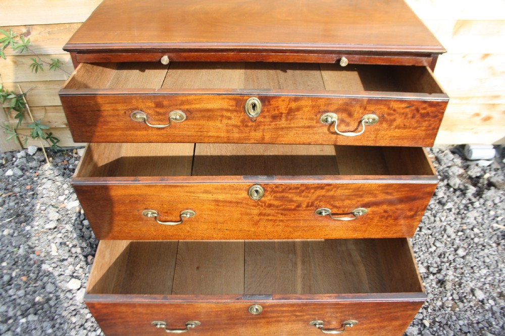 Georgian III three drawers chest with brushing slide 35