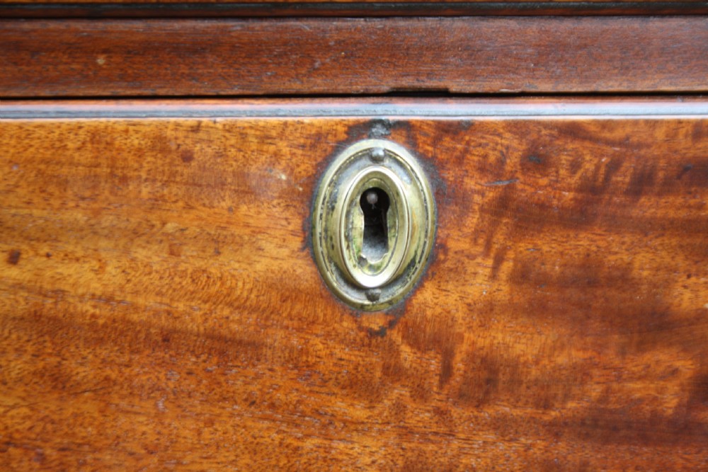 Georgian III three drawers chest with brushing slide 35