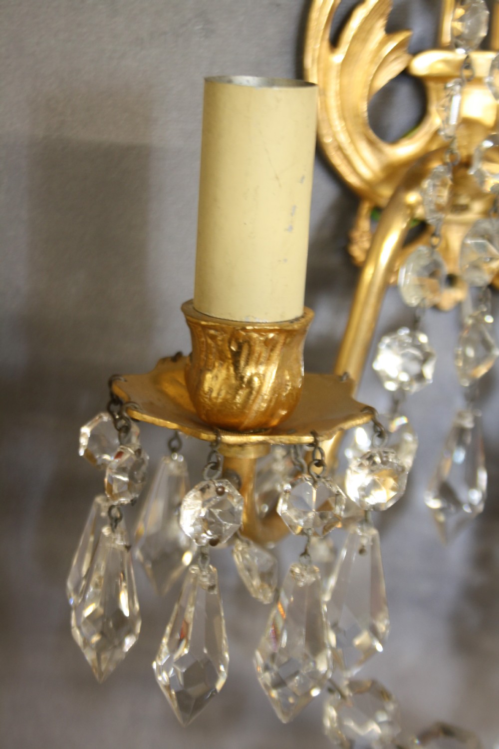 Early 20th century pair of brass wall lights with small spike decoration View IV