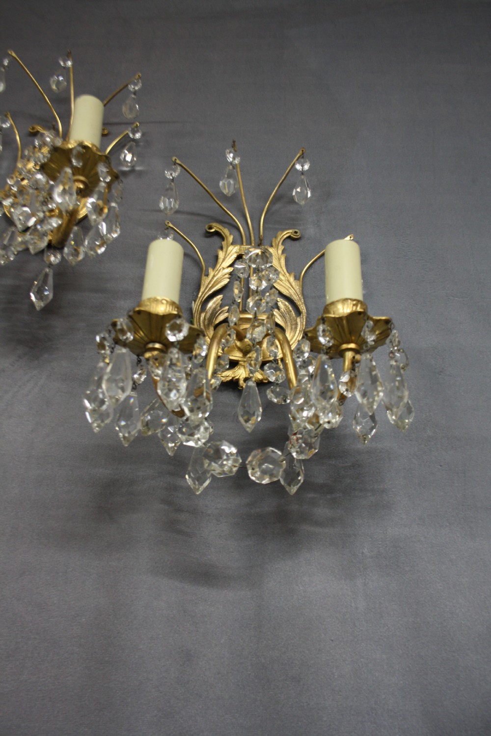 Early 20th century pair of brass wall lights with small spike decoration View VI