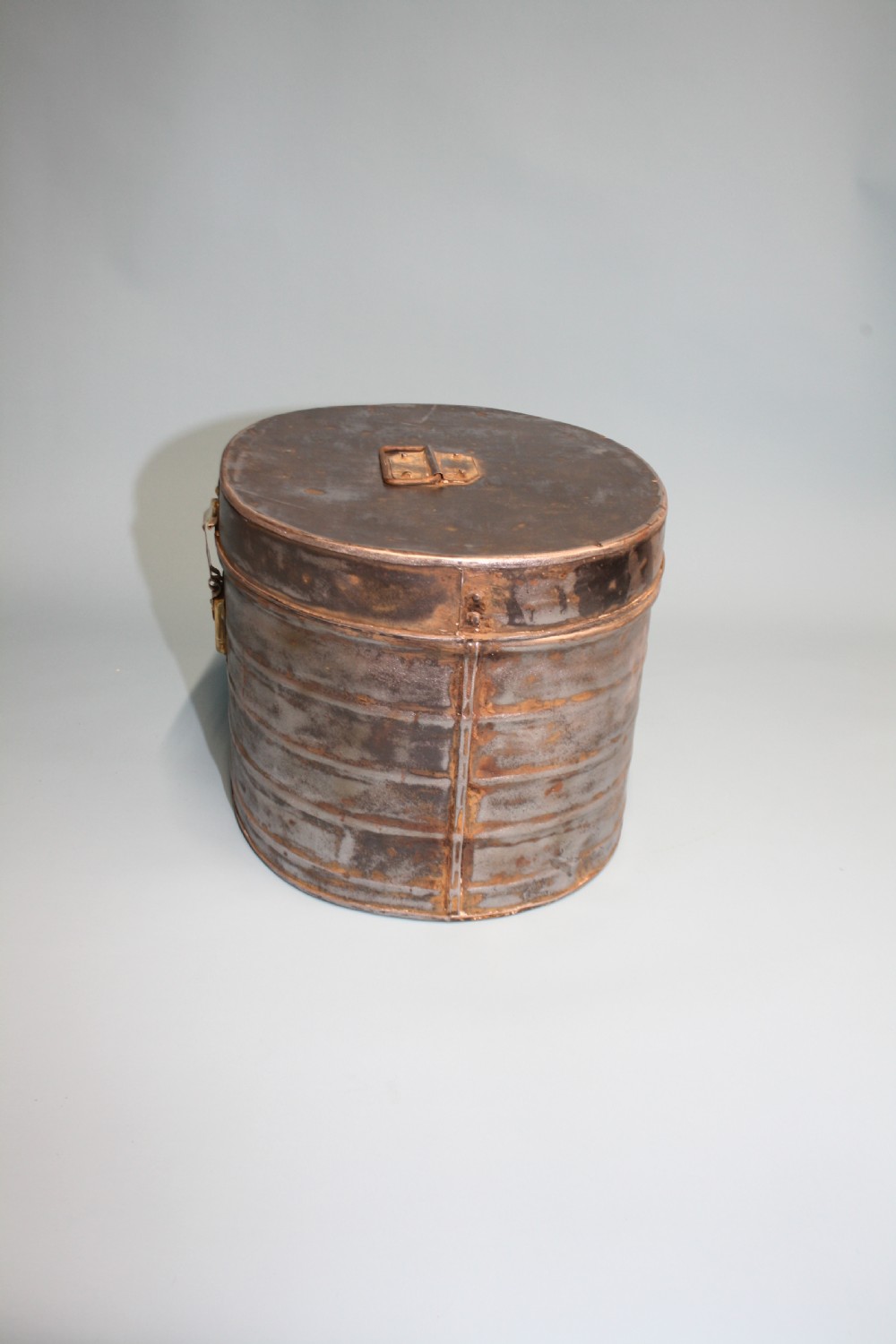 Silver hat box View IV