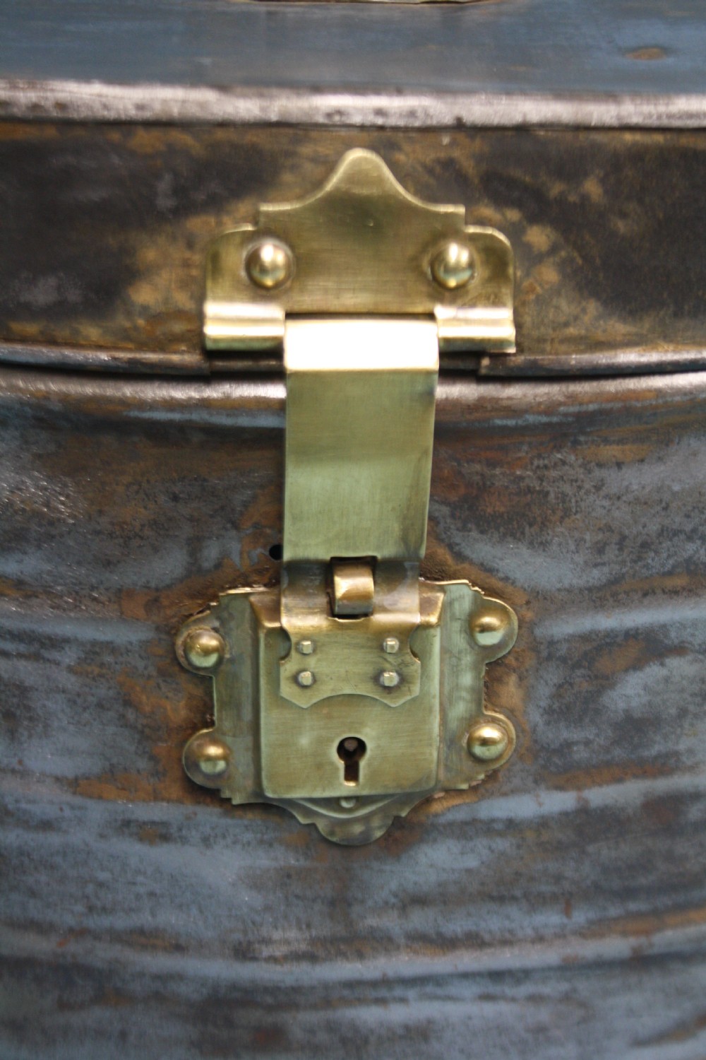 Silver hat box View V