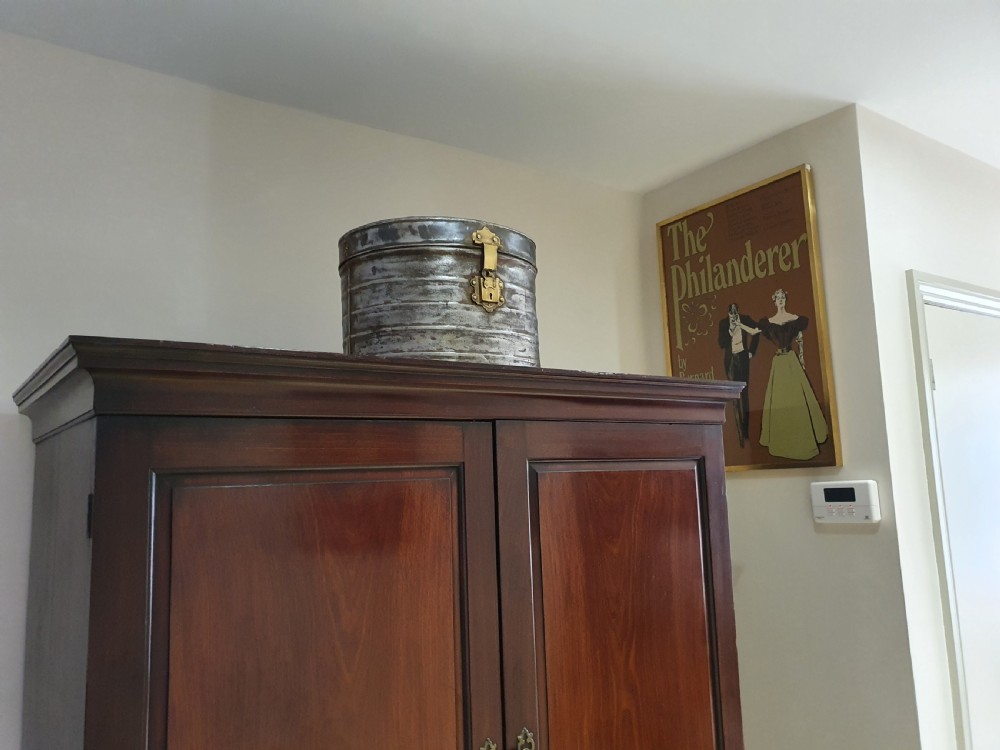 Silver hat box View VIII