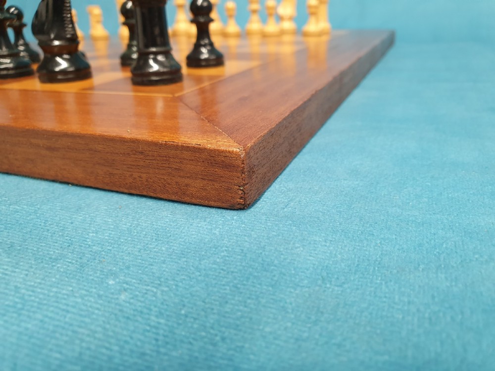Early 20th century chess board made by Jacks of London with chess set View VII