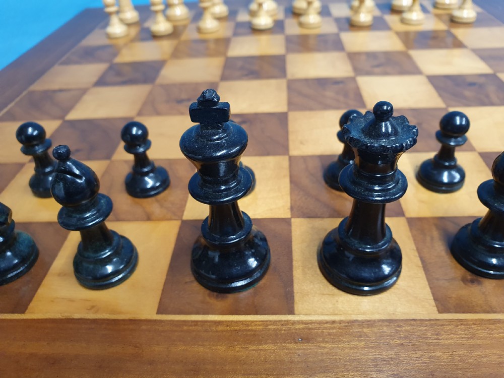 Early 20th century chess board made by Jacks of London with chess set View VIII