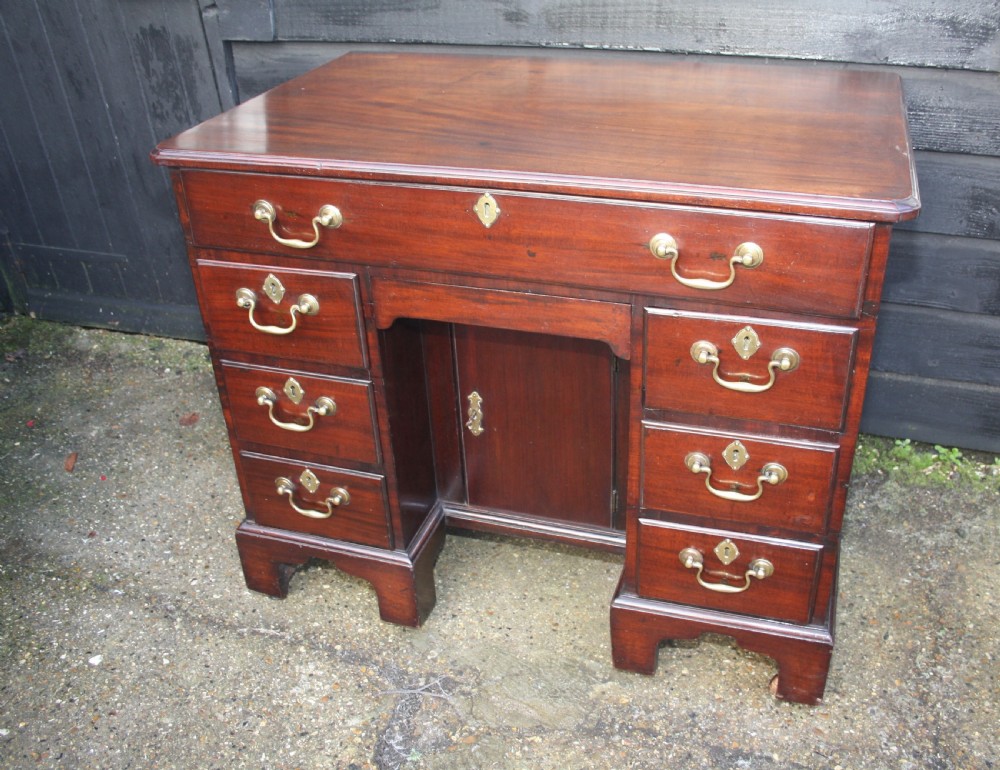 George ll  kneehole desk in mahogany C1750