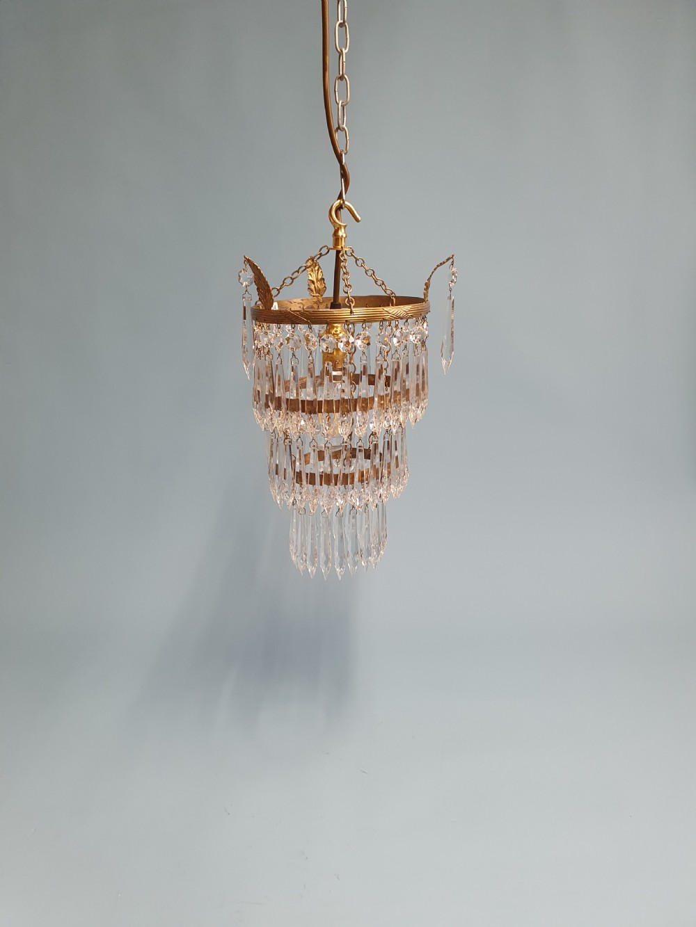Three tier spike chandelier with leaf decoration 8