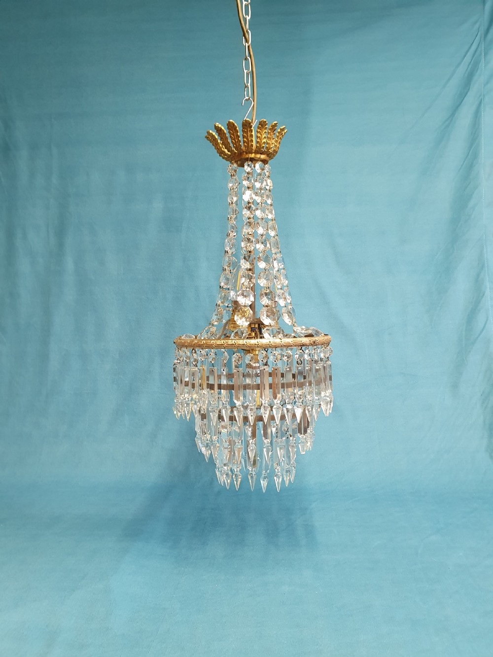 Swag chandelier with three tears of lustres. 10