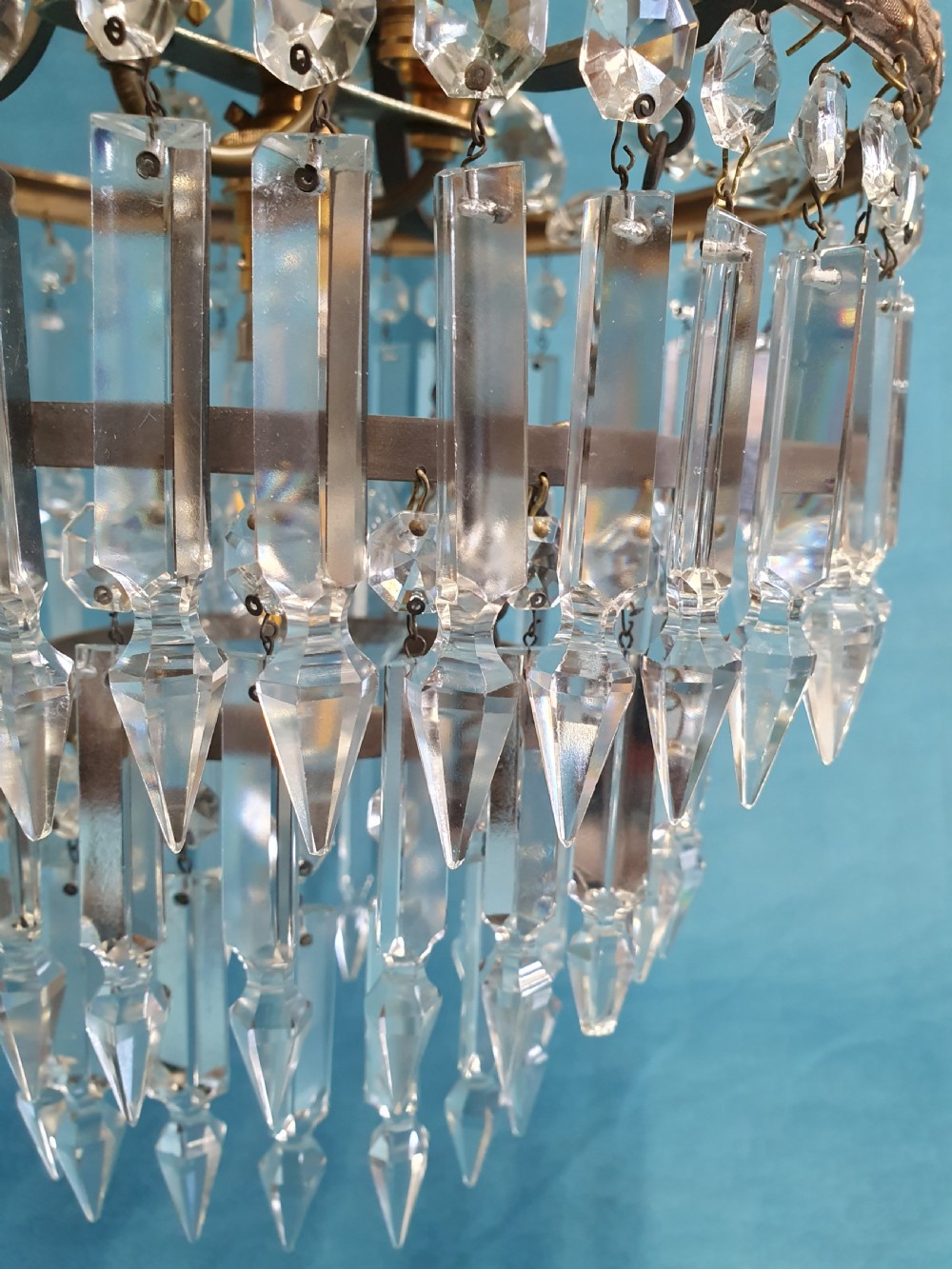Swag chandelier with three tears of lustres. 10
