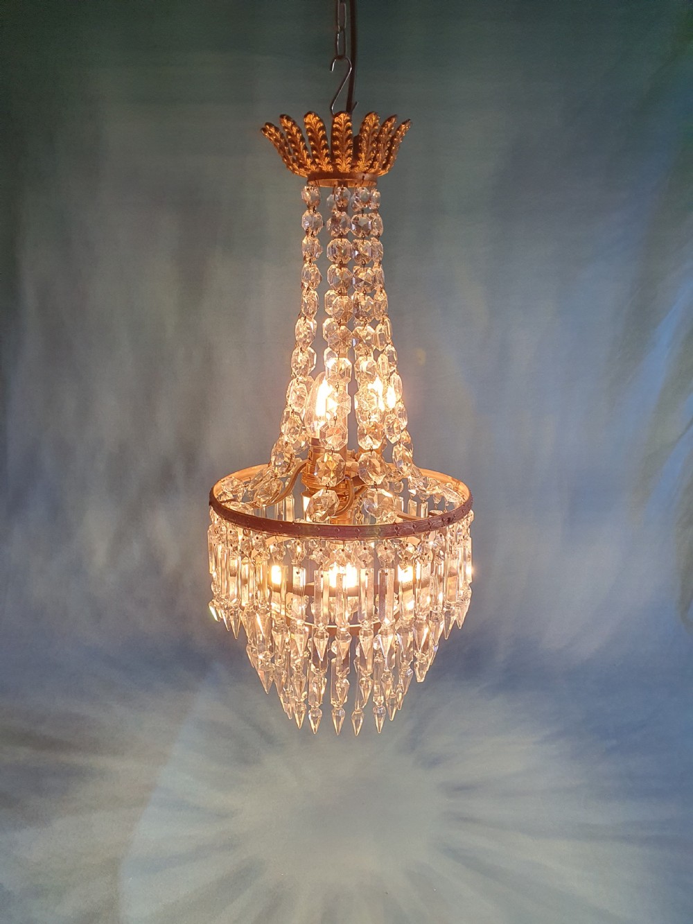Swag chandelier with three tears of lustres. 10
