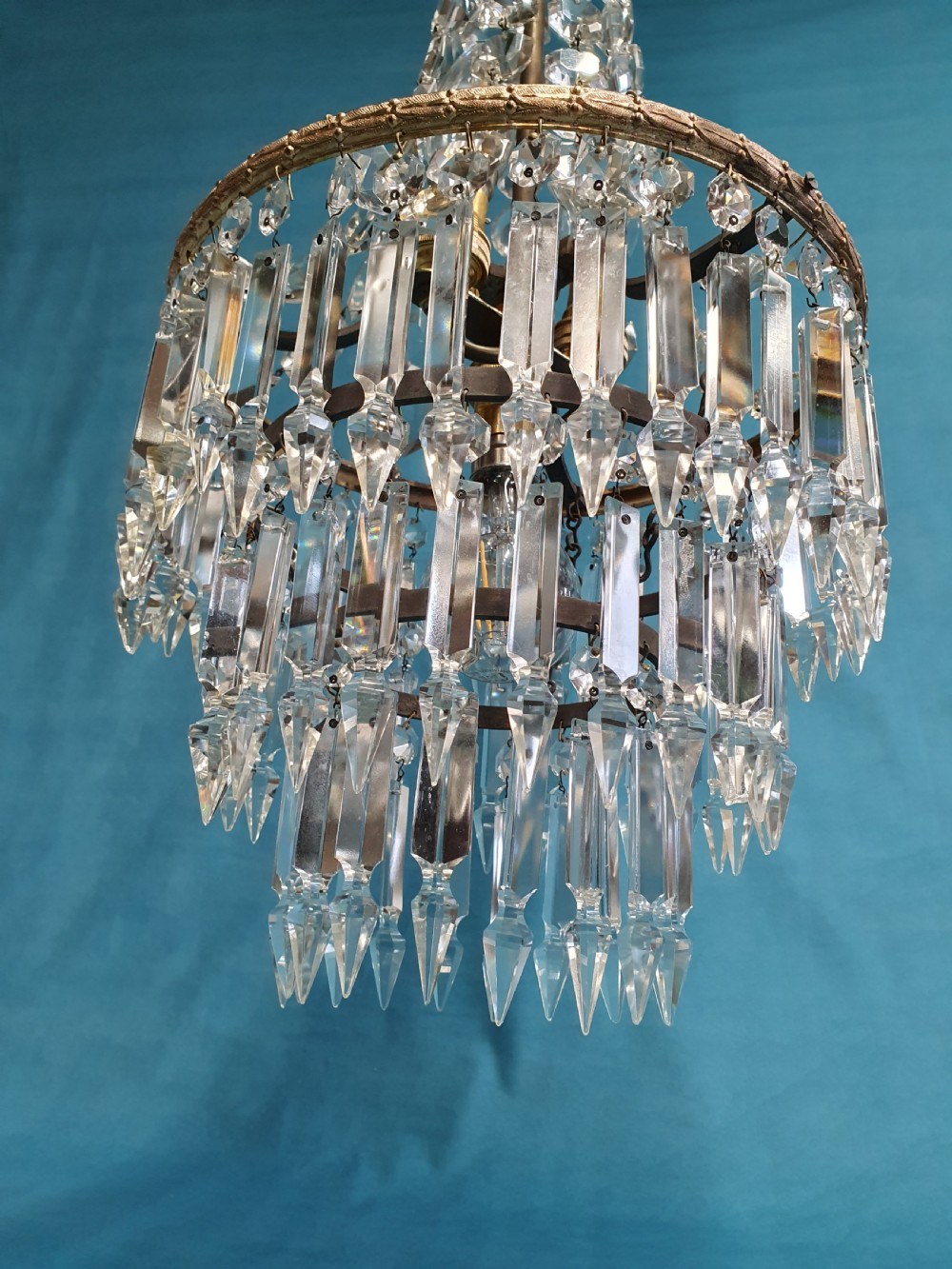 Swag chandelier with three tears of lustres. 10
