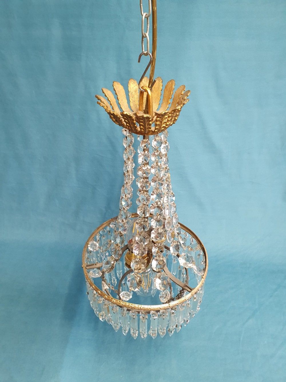 Swag chandelier with three tears of lustres. 10
