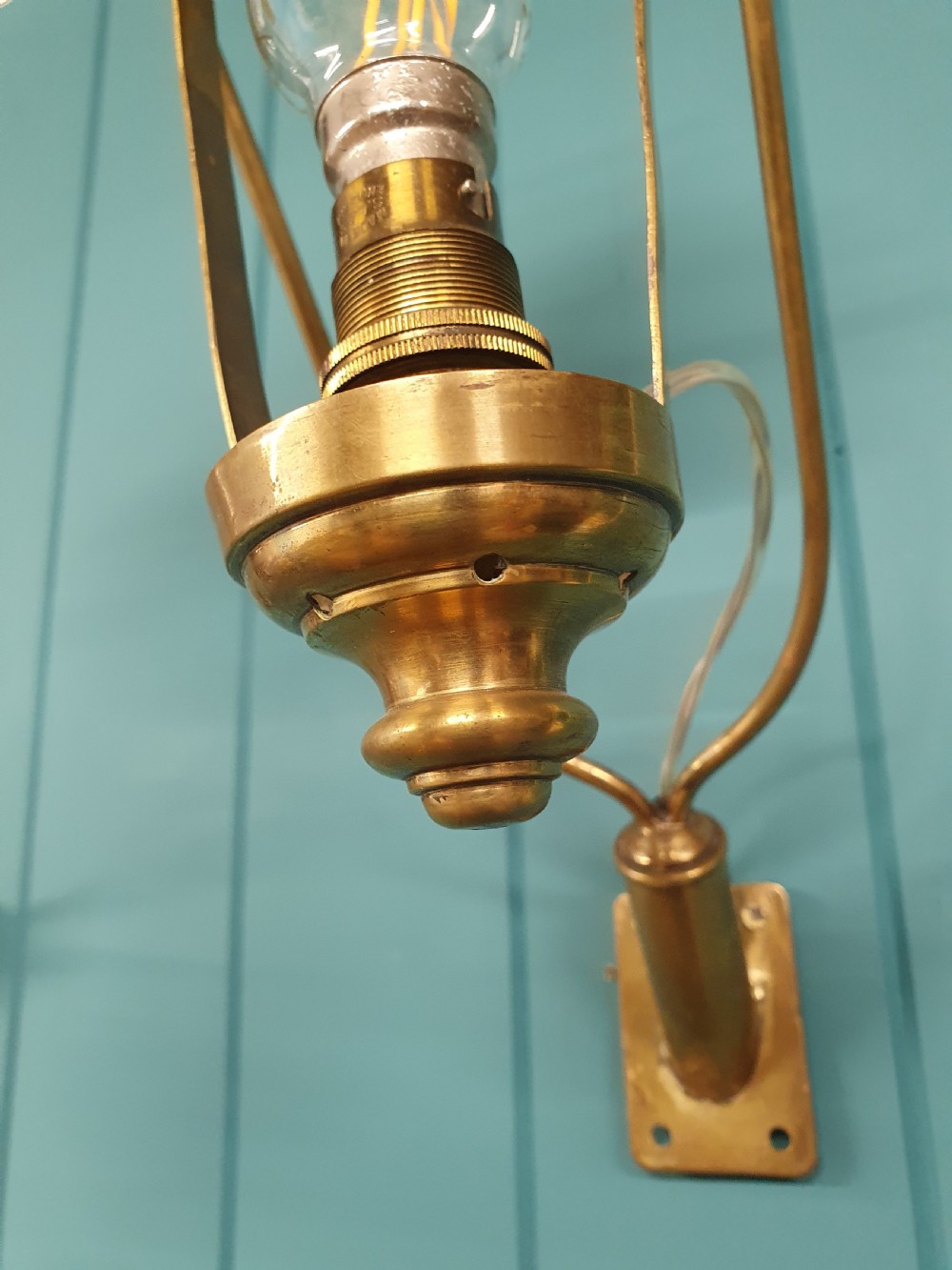 Pair of early 20th-century brass wall lights View II