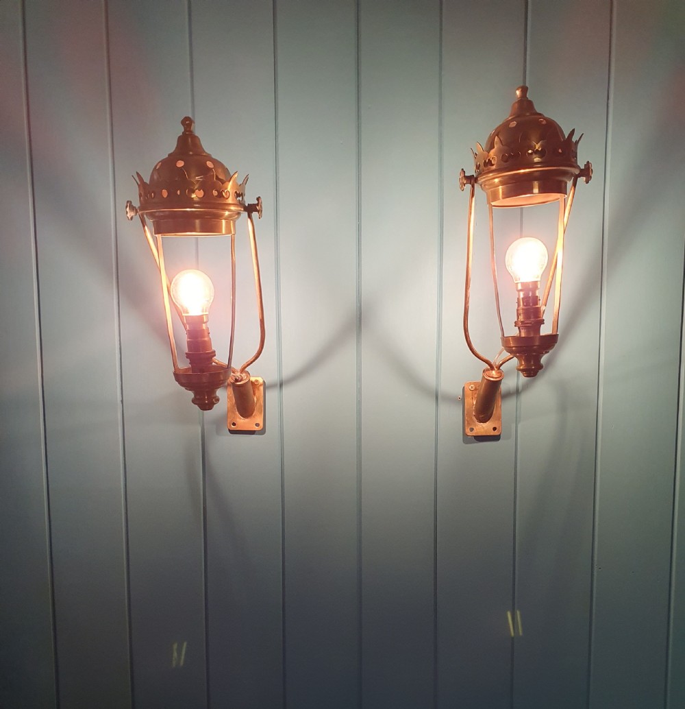 Pair of early 20th-century brass wall lights View III