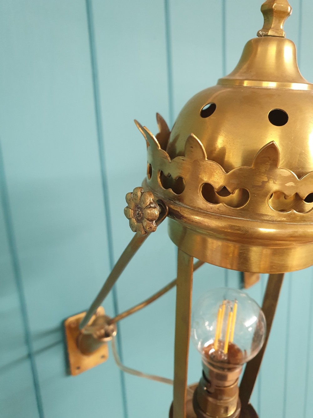 Pair of early 20th-century brass wall lights View V