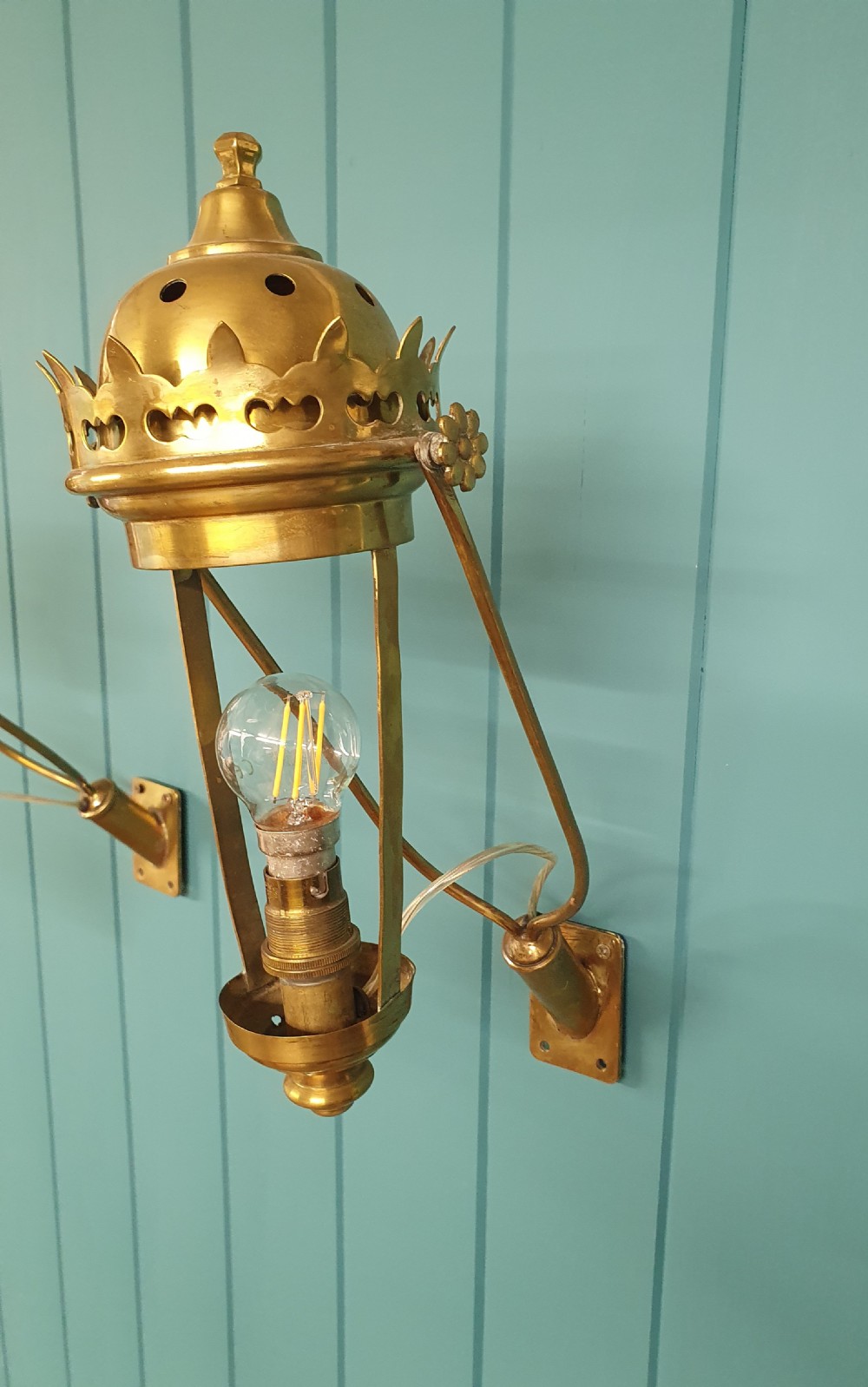 Pair of early 20th-century brass wall lights View VII
