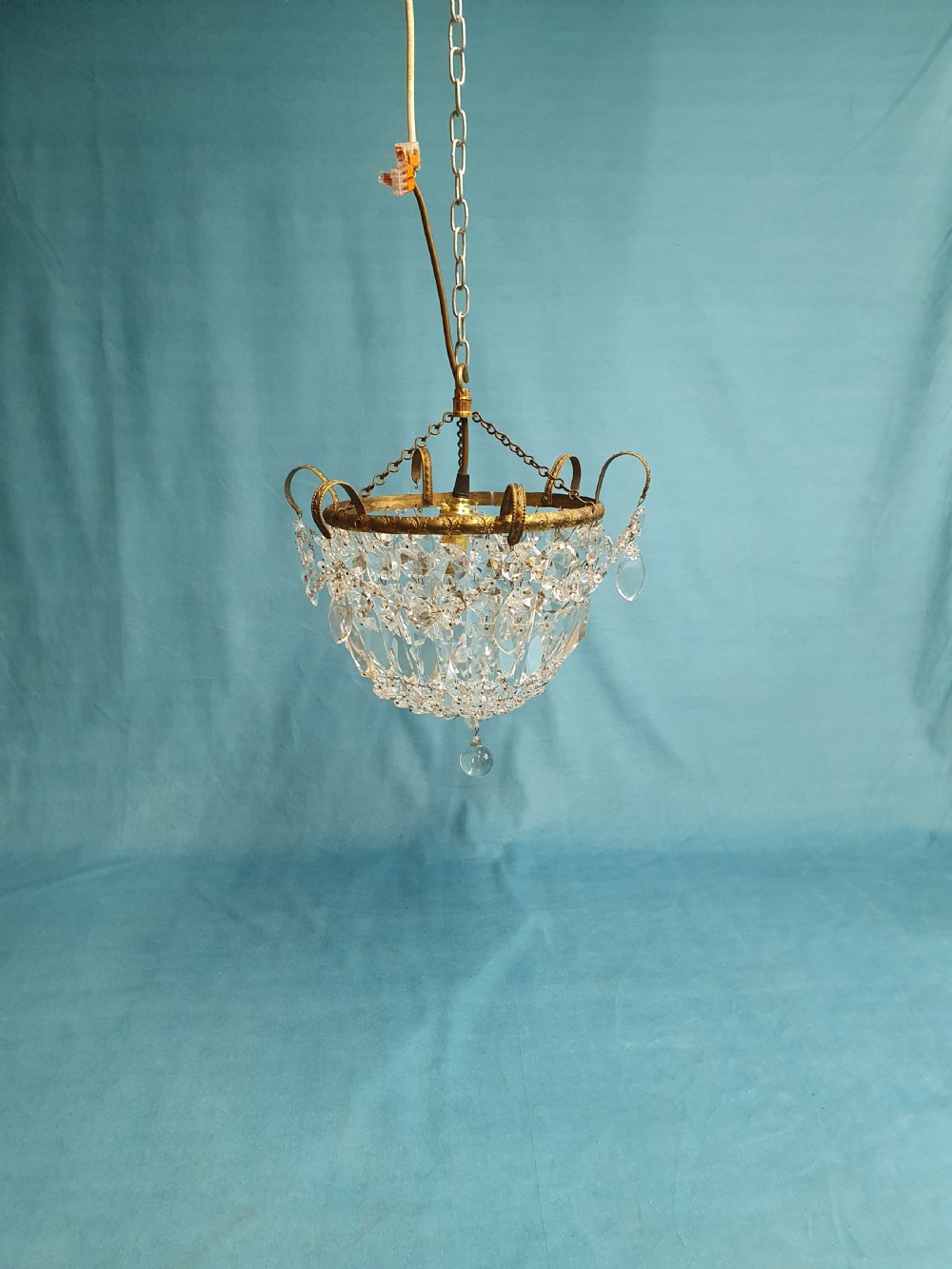 Bag chandelier with prisms and swags to the edge