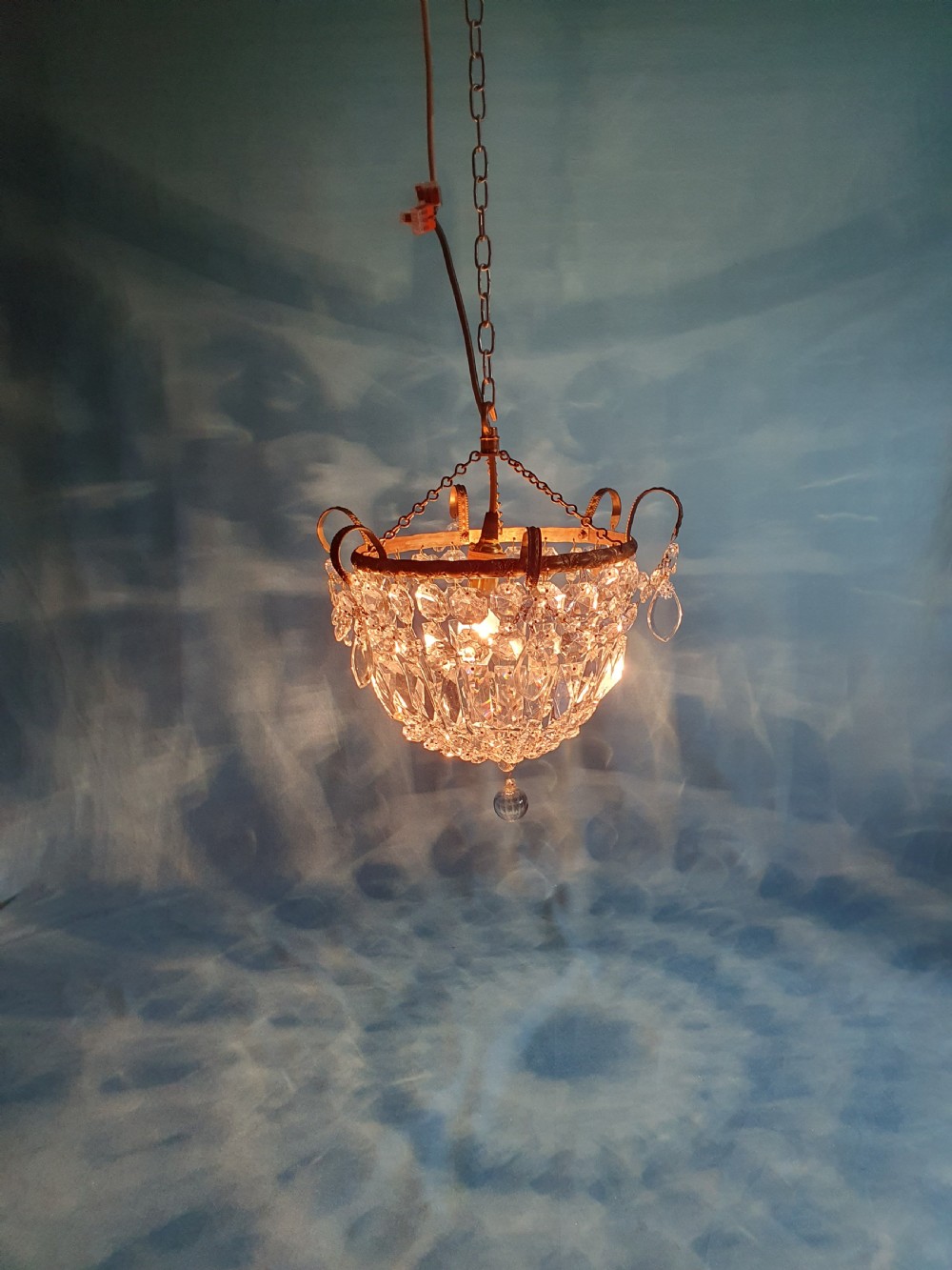 Bag chandelier with prisms and swags to the edge View II