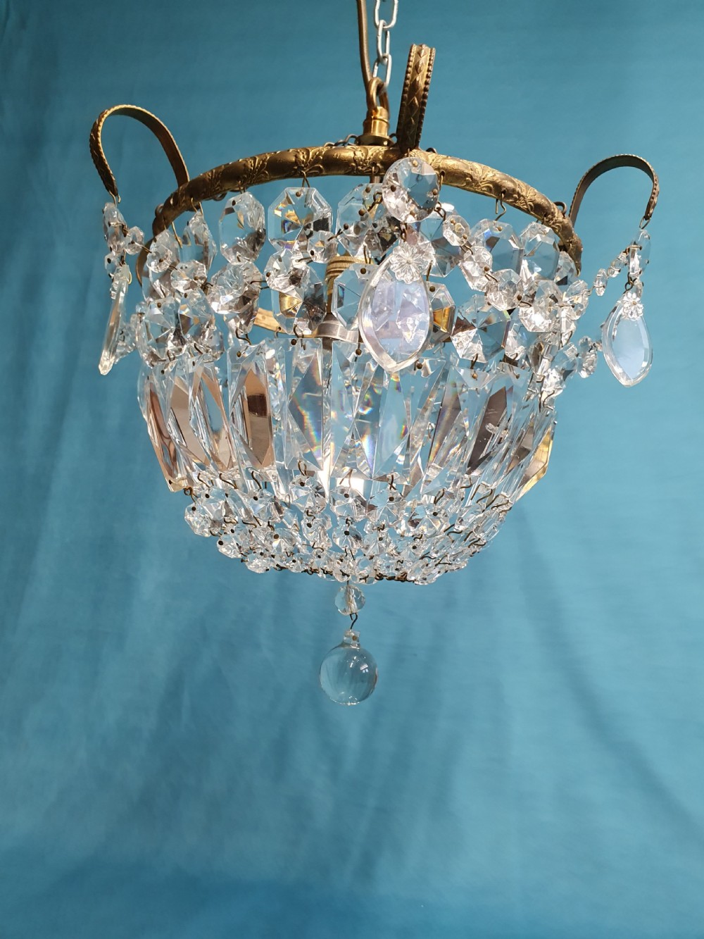 Bag chandelier with prisms and swags to the edge View III